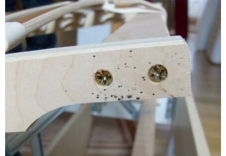 Kotspuren von Bettwanzen an einem Lattenrost