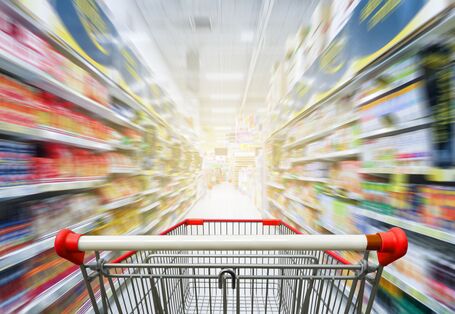 Einkaufswagen im Supermarkt