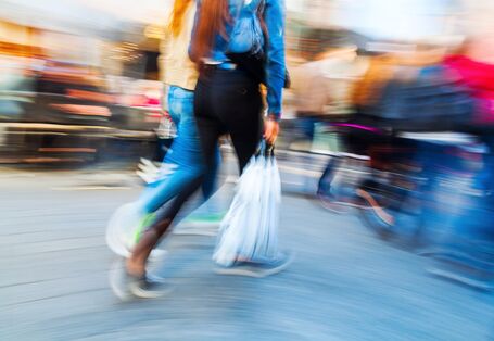Menschen mit Plastiktüten beim Einkaufsbummel