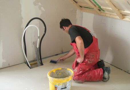 Mann beim Renovieren 
