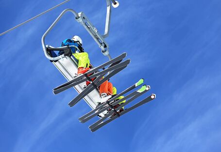 Skifahrer im Sessellift