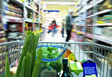 Einkaufswagen im Supermarkt
