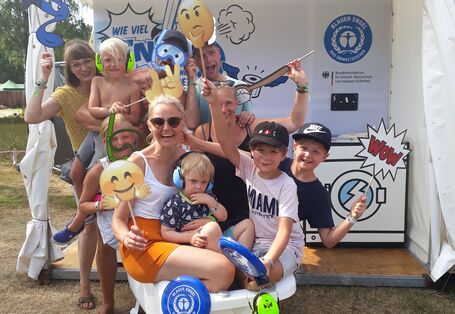 Eltern und Kinder setzen in Lüneburg ein Zeichen für Umweltschutz und Gesundheit. 