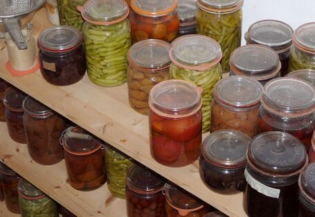 Essensvorräte in einer Vorratskammer