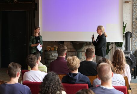 Jasmin Möller und Dr. Lilian Busse bei der Begrüßung