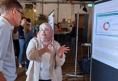 Areej Alsayed vom Jugendprojektbeirat erläutert Ergebnisse zum Thema Bildung