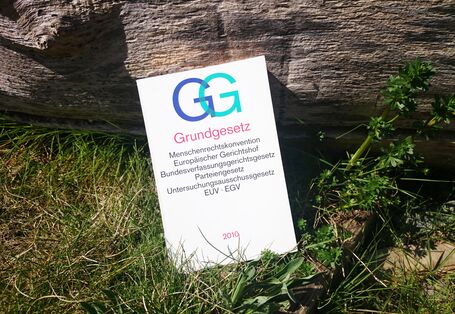 Das Grundgesetzbuch im Gras