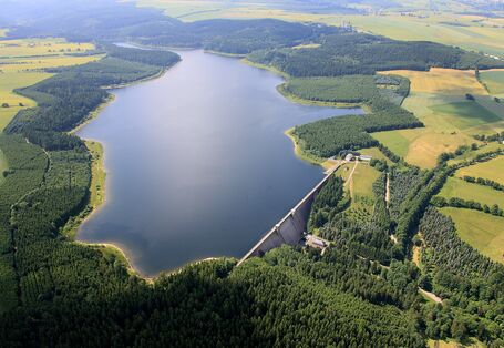 Ein Luftbild der Talsperre Lehnmühle in Sachsen