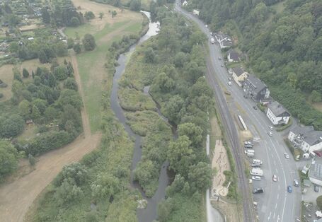 Luftbild der renaturierten Ruhr im Umfeld von Gärten, Grünland, Bebauung und Verkehrswegen.