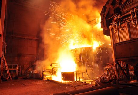 Hochofen sprüht Funken und Feuer.