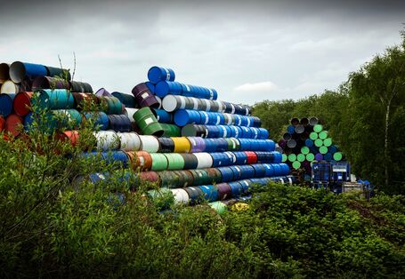 Gestapelte Chemiefässer