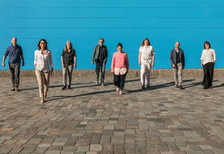 Die Jury läuft auf die Kameralinse zu.