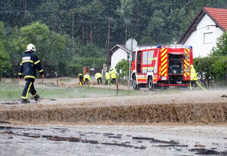 Feuerwehr hilft bei Überschwemmung.