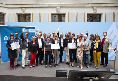 Gewinner des Wettbewerbs "Blauer Kompass" 2018 auf der Bühne im Bundesumweltministerium