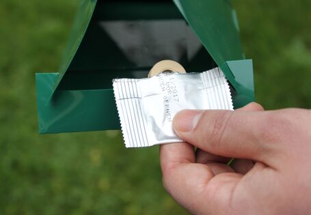 Lockstofffalle gegen Apfelwickler, die die Stärke des Falterflugs anzeigt.