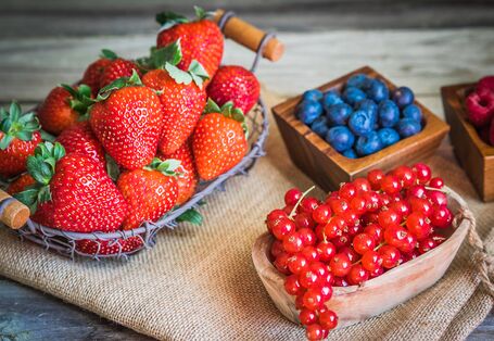 Beerenobst in Körbchen auf einem Tisch