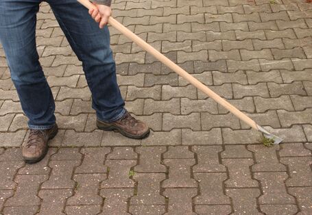 Der Fugenkratzer im Einsatz auf einem Doppel T-Verbundpflasterweg