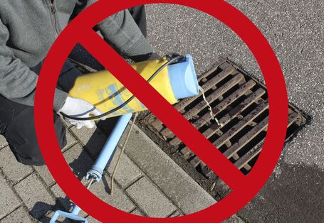 Entleerung eines Pflanzenschutzmittels über einem Gully mti einem roten Verbotszeichen darüber 