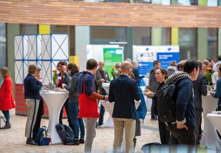Menschen und Stände im UBA Foyer