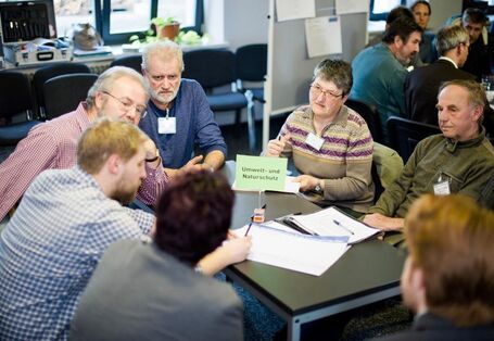 Am Thementisch Umwelt- und Naturschutz diskutieren die Teilnehmenden über bisherigen Klimaveränderungen und Anpassungsmaßnahmen in der Region Elbe-Elster