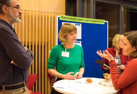 Am Thementisch Naturschutz, Land- und Forstwirtschaft diskutieren Teilnehmende über die Möglichkeiten der Klimaanpassung für die Stadt Frankfurt am Main