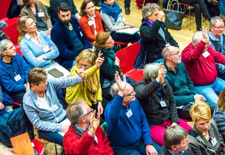 Nach der Präsentation zu den bisherigen und zukünftigen Klimaveränderungen im Stadtgebiet Frankfurt am Main gibt es mehrere Wortmeldungen im Publikum