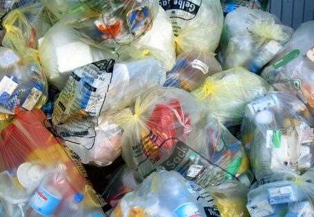 mehrere gefüllte gelbe Säcke