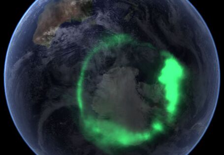 Während der Polarnacht zeigen sich über der Antarktis große Polarlichter (Aurora Australis).