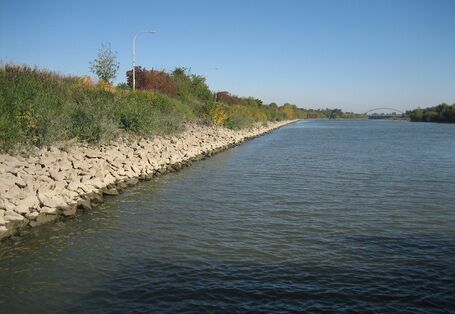 Auf dem Bild wird die Steinschüttung an einem Fluss der für die Schifffahrt genutzt wird (Donau) gezeigt
