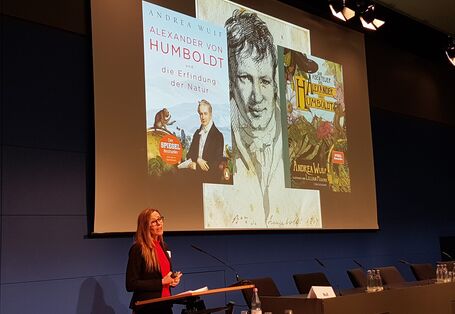 die Autorin Andrea Wulf , Autorin des Buches „Alexander von Humboldt und die Erfindung der Natur“ bei einer Präsentation