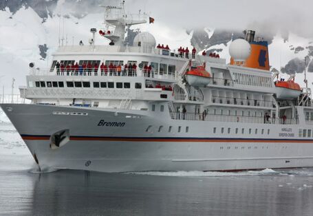 Der Großteil der Antarktisbesucher erreicht das ewige Eis per Schiff. Auf dem Bild ist ein Passagierschiff in der Antarktis. 