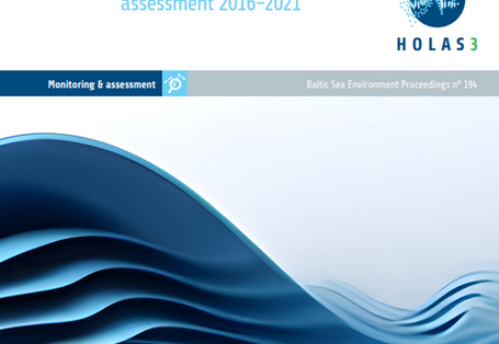 Auf dem Bild wird die Titelseite des HELCOM State of the Baltic Sea 2023 Bericht dargestellt. 