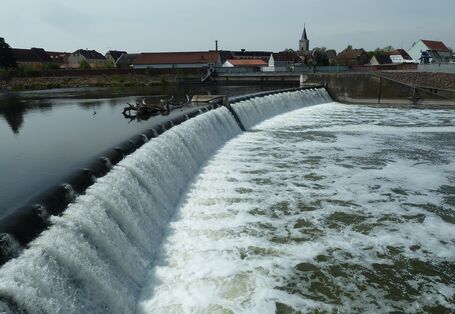Auf dem Bild wird die Wehr an der Mulde bei Raguhn dargestellt