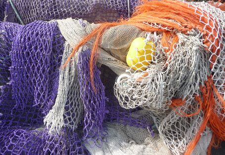 Auf dem Bild sind unterschiedliche Fischernetze dargestellt