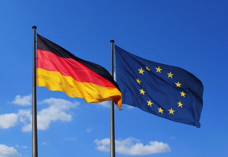 Auf dem Bild wird die Deutschland- und Europaflagge gezeigt