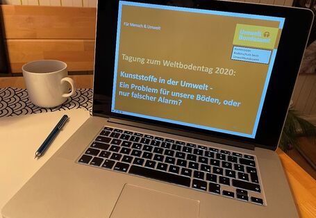 aufgeklappter Laptop