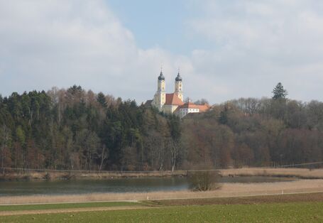 Blick auf das Kloster Roggenburg vom angrenzenden Langweiher