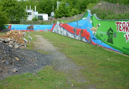 Über den Erlebnispfad geht es vorbei an geologische Wand, Landschaftstypen und Bodenpavillon.