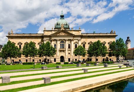 Außenansicht des Bundesverwaltungsgerichts vor blauem Himmel