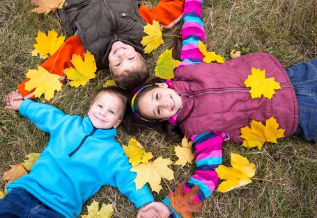 auf der Wiese liegende Kinder