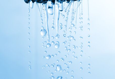 Wasser fließt aus einem Duschkopf