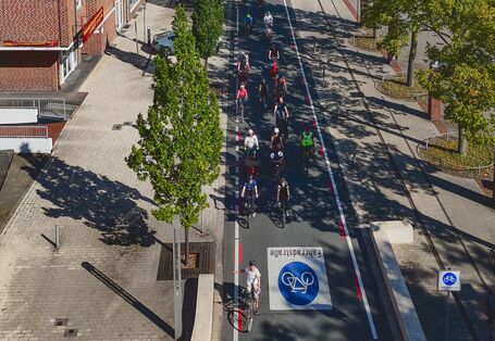 Fahrradstraße mit Fahrradfahrer*innen aus der Vogelperspektive