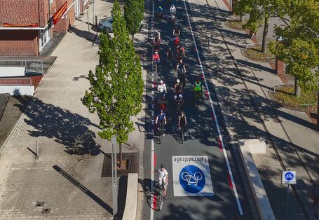Fahrradstraße mit Fahrradfahrer*innen aus der Vogelperspektive