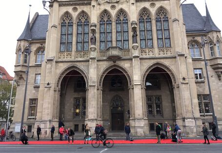 Ein roter Teppich, der zum mobilen Radweg wird, ist vor dem Rathaus in Erfurt ausgerollt
