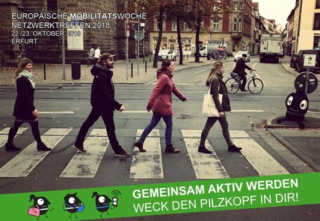 Menschen gehen über Zebrastreifen