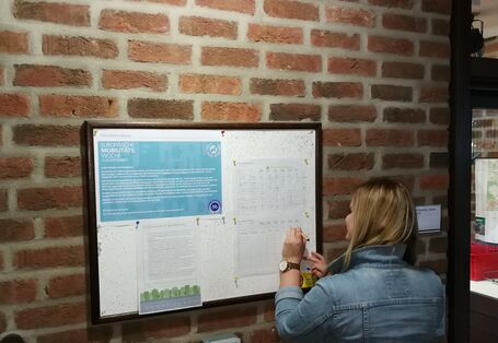 Mitarbeitende im Rathaus trägt Ihre Fahrradkilometer in die Tabelle ein