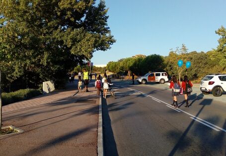 Kinder auf einer autofreien Straße