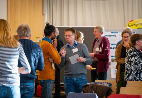 Teilnehmende sind ins Gespräch vertieft