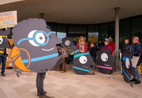 Das EMW-Maskottchen Edgar wird auf großen Platten getragen. 