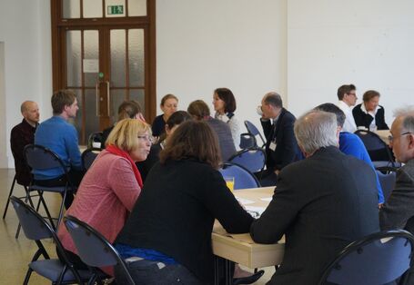 Teilnehmende am EMW-Praxisworkshops diskutieren im World-Café über neue Aktionen im Rahmen der EMW